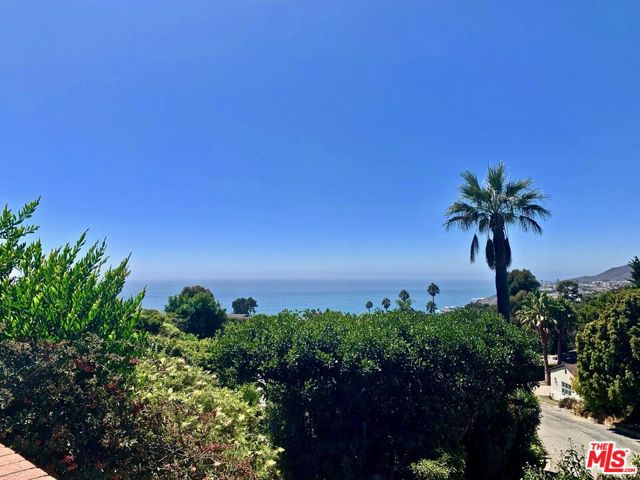 251 Monte Grigio Drive, Pacific Palisades CA: https://media.crmls.org/mediaz/700f5e77-ccfa-4316-be48-2ffdf25ae8eb.jpg