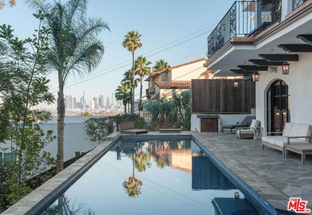 4733 Bonvue Avenue, Los Angeles CA: https://media.crmls.org/mediaz/700fc77e-087f-4e93-bf51-1d458bc6e324.jpg
