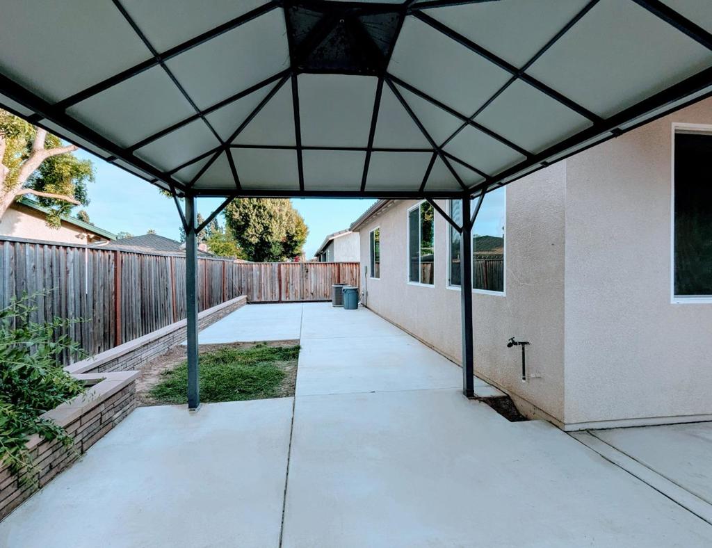 https://media.crmls.org/mediaz/700fd72b-9803-4f0c-9ab1-2dcd62769ff1.jpg?preset=X-Large