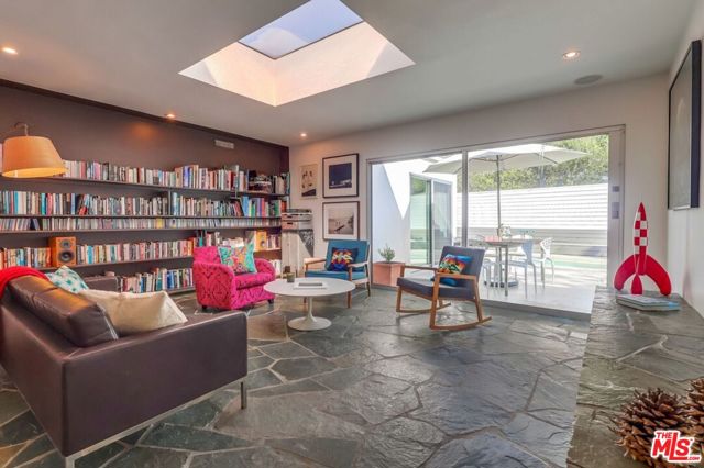7706 Chandelle Place, Los Angeles CA: https://media.crmls.org/mediaz/70103819-bf6c-4b70-9917-b7cc28c739ba.jpg