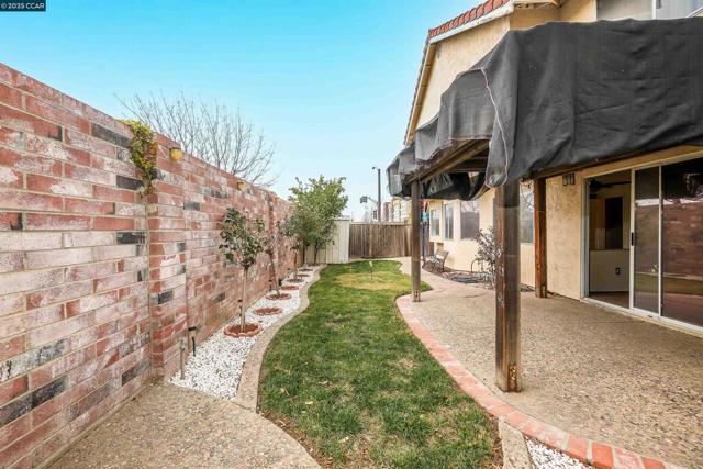 1974 Paradise Valley Ct, Tracy CA: https://media.crmls.org/mediaz/70103837-edfa-44ac-b94b-87d420f23845.jpg