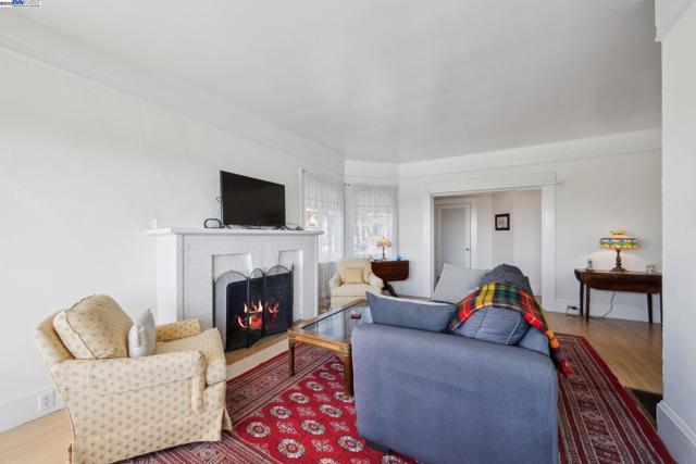 2000 CLINTON AVENUE, Alameda CA: https://media.crmls.org/mediaz/7011569f-a6b1-46f5-ae14-a35ac1a421a8.jpg