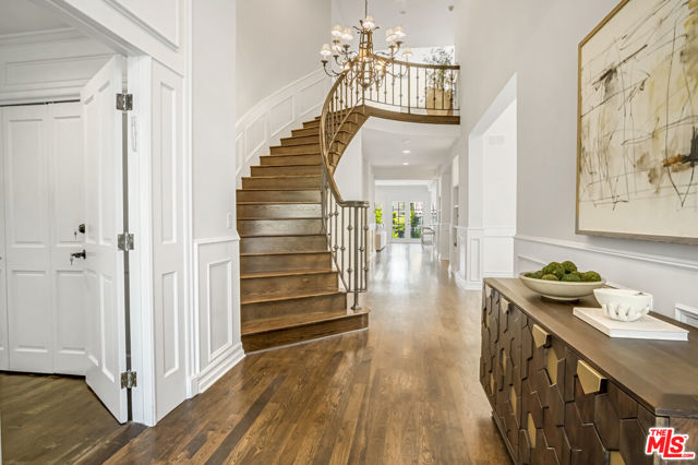 116 N Palm Drive, Beverly Hills CA: https://media.crmls.org/mediaz/7012af2b-58d4-4721-9f65-51e9ff120793.jpg