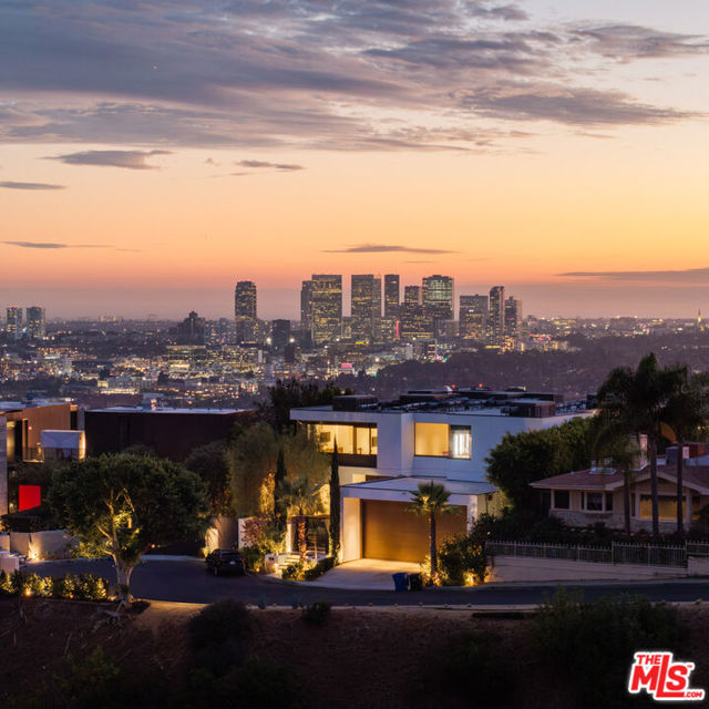 1305 Collingwood Place, Los Angeles CA: https://media.crmls.org/mediaz/7012f557-bbe3-45d9-ba1f-06c0ddcd94c8.jpg