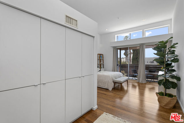 333 S Wilton Place, Los Angeles CA: https://media.crmls.org/mediaz/70131880-11d8-4f34-affa-8c6be05c36ca.jpg