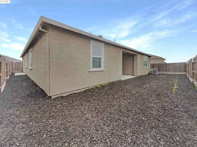 2066 Espana Ln, Rio Vista CA: https://media.crmls.org/mediaz/70136398-9e13-45e0-828f-49e827be275b.jpg