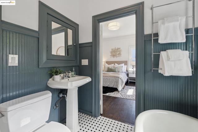 737 61st St, Oakland CA: https://media.crmls.org/mediaz/70137124-b6c2-4118-b805-5076b0319baa.jpg