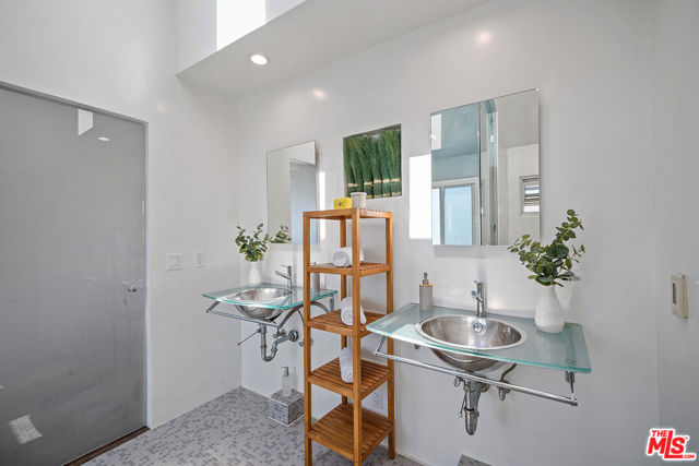 7145 Trask Avenue, Playa del Rey CA: https://media.crmls.org/mediaz/70138650-6b91-43ca-8afe-87270cf71fa0.jpg