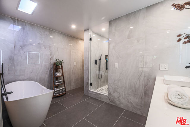 133 S Oakhurst Drive, Beverly Hills CA: https://media.crmls.org/mediaz/7014e264-e23d-44f0-86a2-5ee9dcbb15fc.jpg