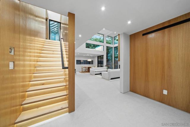 7372 76 Fay Ave, La Jolla CA: https://media.crmls.org/mediaz/7014ea07-67b9-4ff2-9780-3c81e3640b59.jpg