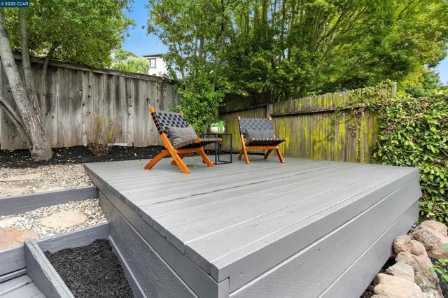 5020 Golden Gate Ave, Oakland CA: https://media.crmls.org/mediaz/7015a98e-5dfb-4999-b559-8ec28295c476.jpg