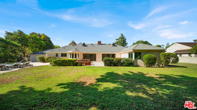 6900 Chisholm Avenue, Lake Balboa CA: https://media.crmls.org/mediaz/70162fa3-0988-48f7-bf3d-8814249e8f1d.jpg