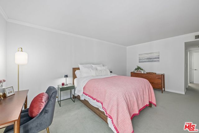 725 S Barrington Avenue, Los Angeles CA: https://media.crmls.org/mediaz/70172893-6ef1-45a9-b557-e390b474c52f.jpg