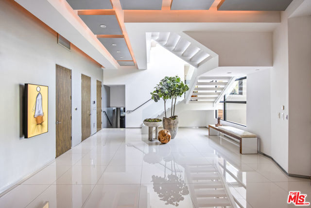 9852 San Circle, Beverly Hills CA: https://media.crmls.org/mediaz/7017b2c3-419e-4a6c-b10c-375f28bb2b20.jpg