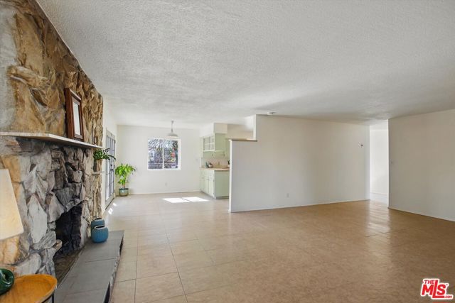6391 Ruth Drive, Yucca Valley CA: https://media.crmls.org/mediaz/7017d07e-b96b-4522-9222-20abc1101d9f.jpg