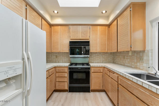 Detail Gallery Image 17 of 52 For 2110 Bermuda Dunes Pl, Oxnard,  CA 93036 - 2 Beds | 2 Baths