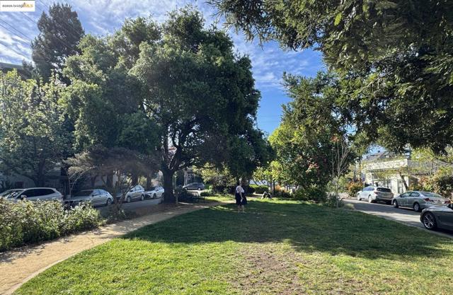 3008 Deakin St, Berkeley CA: https://media.crmls.org/mediaz/7017e98f-b16f-4f94-836d-28a15286c53c.jpg