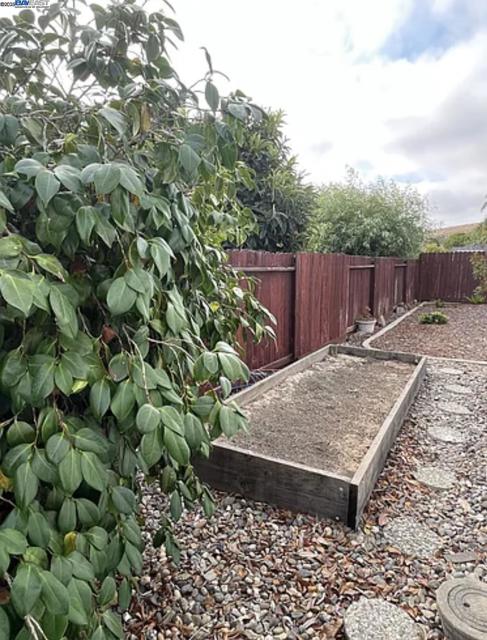570 Daffodil Dr, Benicia CA: https://media.crmls.org/mediaz/7018db3a-241f-4d19-b103-2c5369d2d7d6.jpg