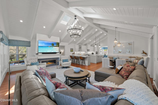 1464 Hidden Valley Road, Thousand Oaks CA: https://media.crmls.org/mediaz/701b7288-1147-4f34-9843-d7e633b361b9.jpg