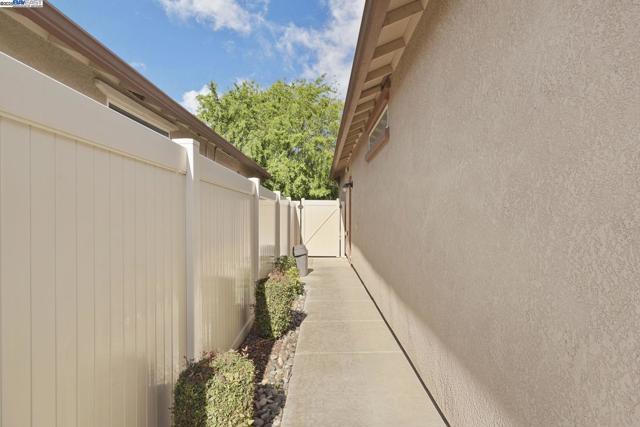 2961 Clear Point Way, Manteca CA: https://media.crmls.org/mediaz/701bda36-398d-4add-8639-9d05cc989ee3.jpg
