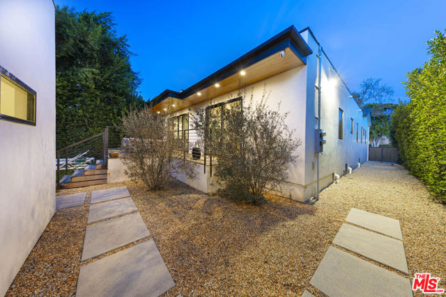 123 S Kilkea Drive, Los Angeles CA: https://media.crmls.org/mediaz/701bf526-fec9-4f0c-89d1-027bf6ce83b3.jpg