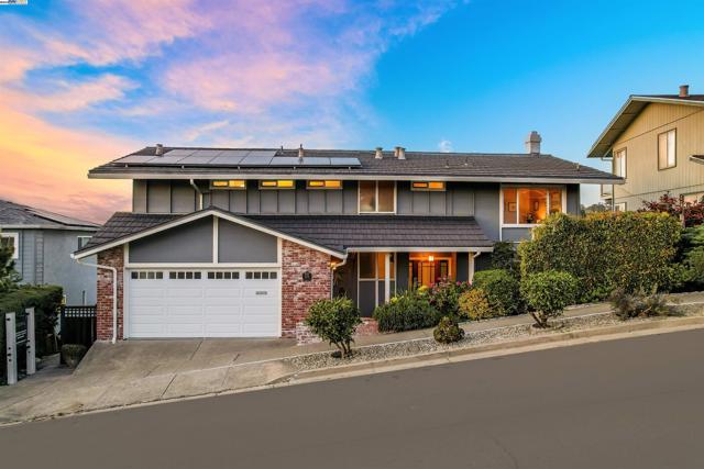 3218 Oakes Dr, Hayward CA: https://media.crmls.org/mediaz/701c2304-d69a-4db7-a7fc-a14362324c18.jpg