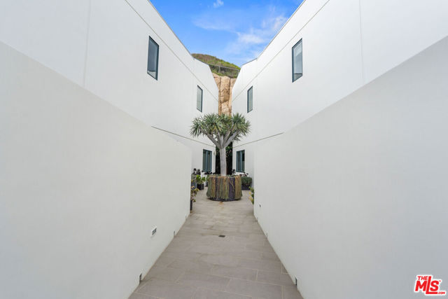 22065 Pacific Coast Highway, Malibu CA: https://media.crmls.org/mediaz/701c2392-1fcf-4d7e-997d-1e01c8ca9a4f.jpg