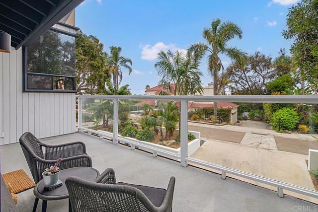 2127 Heather Ln, Del Mar CA: https://media.crmls.org/mediaz/701cdc03-6c0c-4f05-8c15-752bf685a61a.jpg