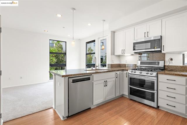 121 City Limits Cir, Emeryville CA: https://media.crmls.org/mediaz/701d41c2-6cf9-417f-8418-7a565f2ef4b2.jpg