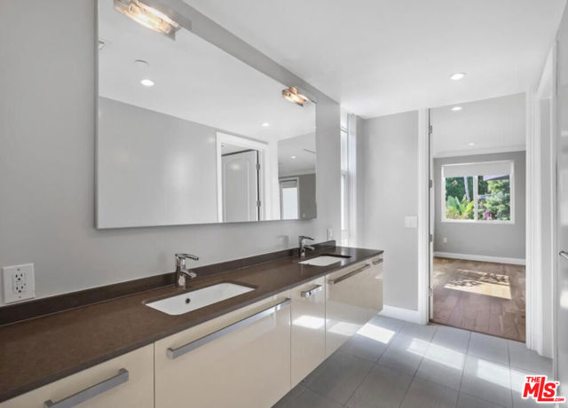 1283 Havenhurst Drive, West Hollywood CA: https://media.crmls.org/mediaz/701e191e-0176-4c40-9cba-d81b575ebf15.jpg