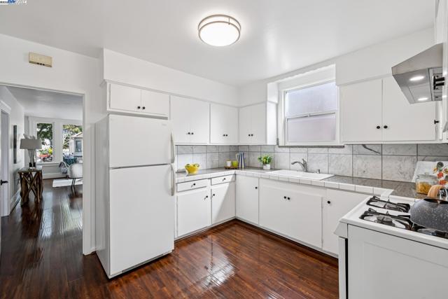 1525 Stanton St, Alameda CA: https://media.crmls.org/mediaz/701e32fe-7330-4c70-91b8-fd59e5dd7301.jpg