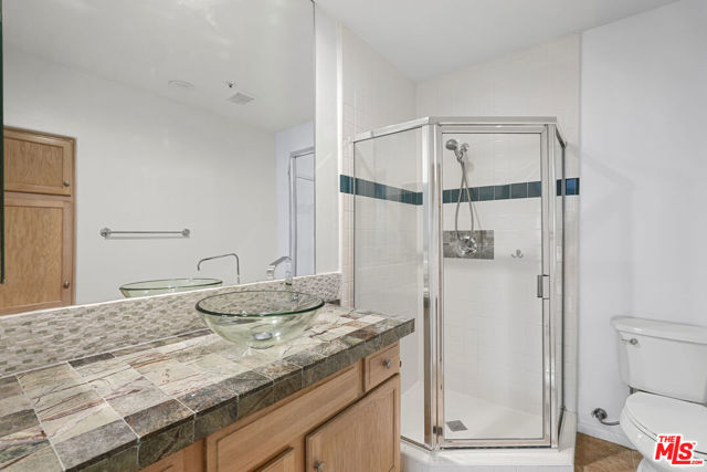 5224 Zelzah Avenue, Encino CA: https://media.crmls.org/mediaz/701eeede-5de1-46b0-9ab3-9f02bf84f752.jpg