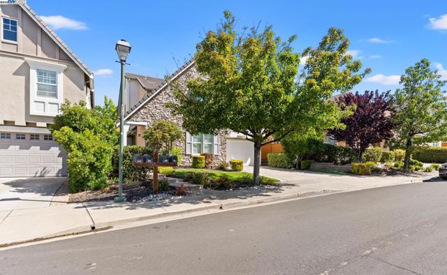 1736 Cottswald St, Danville CA: https://media.crmls.org/mediaz/701f1f18-eebe-4680-a44c-a4dc4c0bf829.jpg