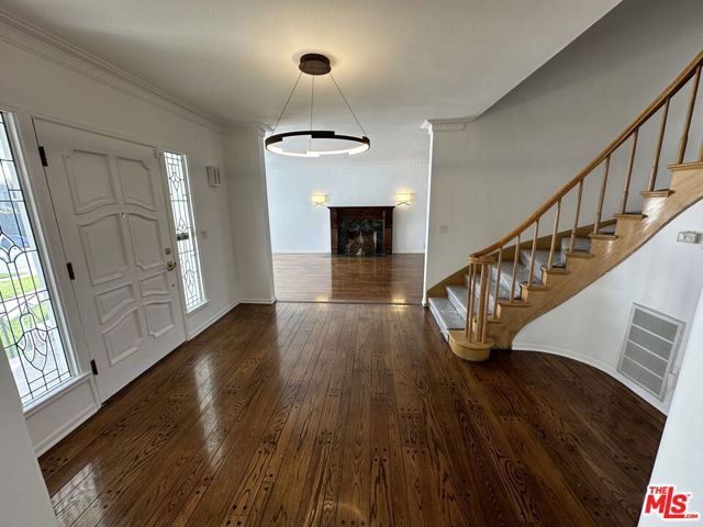 619 N Canon Drive, Beverly Hills CA: https://media.crmls.org/mediaz/701f257c-45ea-46c1-ac09-527e815fe58f.jpg