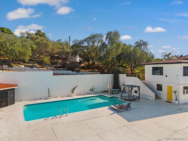 9586 Alto Dr, La Mesa CA: https://media.crmls.org/mediaz/701fd544-dc5c-4bc6-ae69-94dcd991651d.jpg