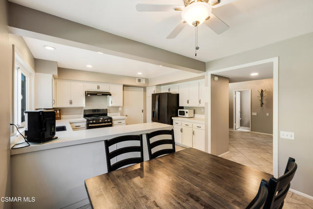 4471 Skyglen Court, Moorpark CA: https://media.crmls.org/mediaz/7020174e-a3de-4bd2-8b09-1a3e4ee8dd65.jpg