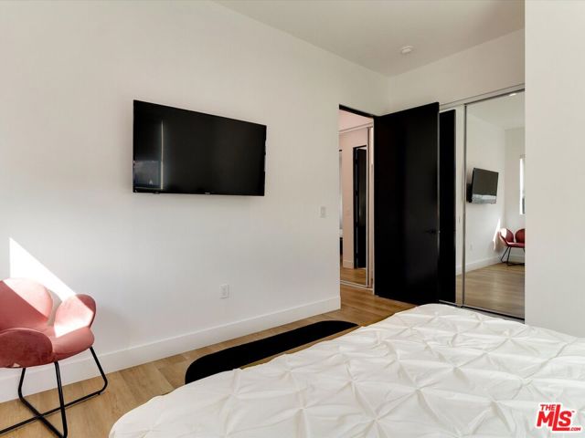 2815 1/2 S Redondo Boulevard, Los Angeles CA: https://media.crmls.org/mediaz/702170c0-8c3e-4aed-9333-04818da87629.jpg