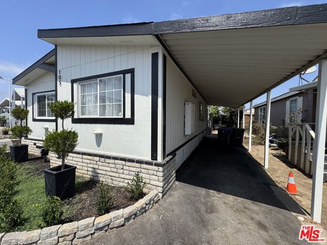 105 Prince Lane, Santa Ana CA: https://media.crmls.org/mediaz/7021e8f6-1512-4b87-9b89-6bfa52f2b4da.jpg
