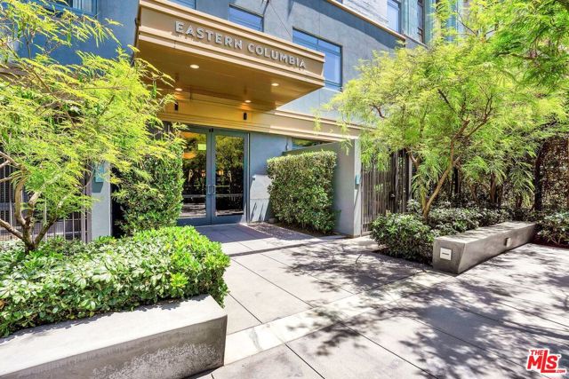 849 S Broadway, Los Angeles CA: https://media.crmls.org/mediaz/70225a94-5946-4b9f-b356-5f737fe0d46d.jpg