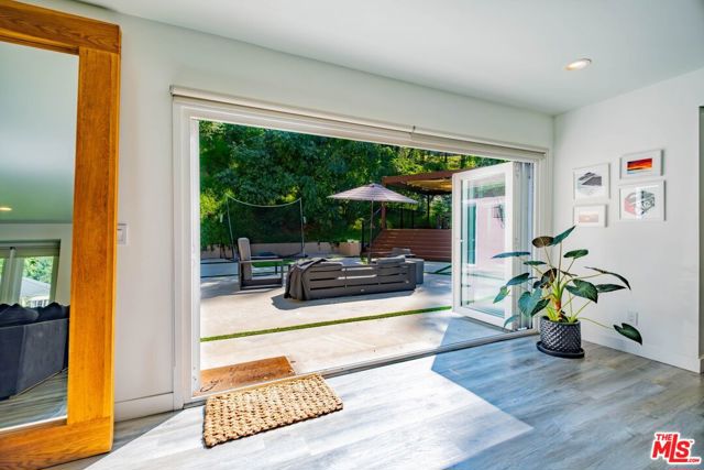 2760 E Glenoaks Boulevard, Glendale CA: https://media.crmls.org/mediaz/7022d6ca-f5fd-4be8-a2c4-32168ef5b98a.jpg