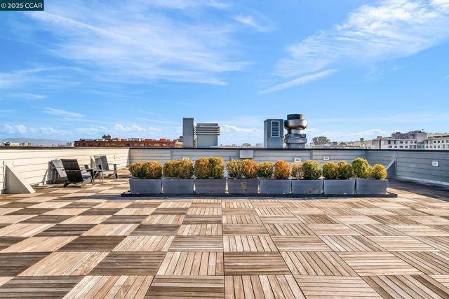 1515 15Th St, San Francisco CA: https://media.crmls.org/mediaz/7023851c-6c09-432d-8beb-4b3916c73d34.jpg