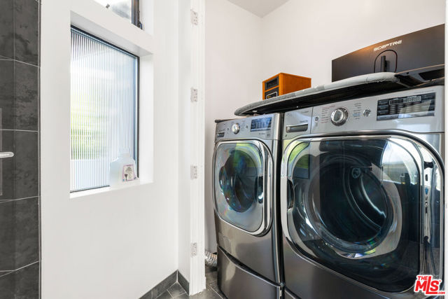 1501 Viewsite Terrace, Los Angeles CA: https://media.crmls.org/mediaz/7024cecb-ec5e-4f16-86df-e7da4c39f243.jpg