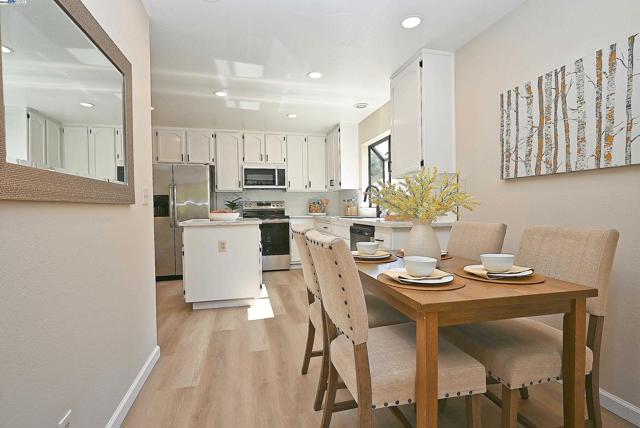 28111 Ziele Creek Dr, Hayward CA: https://media.crmls.org/mediaz/70253ed2-82fb-4490-81c0-c976239cb02e.jpg
