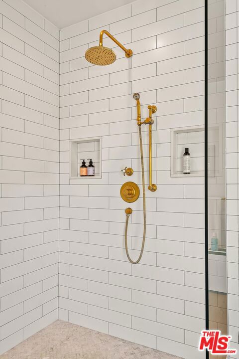 https://media.crmls.org/mediaz/70256677-bdb8-454c-bf91-a701ed45fe81.jpg?preset=X-Large