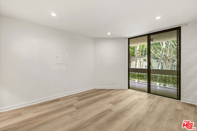 750 N Kings Road, West Hollywood CA: https://media.crmls.org/mediaz/7025a55e-c7d7-4dd5-914d-29be9cfb82ec.jpg