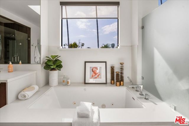 616 N FULLER Avenue, Los Angeles CA: https://media.crmls.org/mediaz/70262610-cb79-49f0-8f6b-67014897d279.jpg