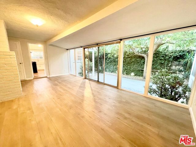 11410 Aqua Vista Street, Studio City CA: https://media.crmls.org/mediaz/7026dfb6-626e-43fd-91cb-aab884a9334e.jpg