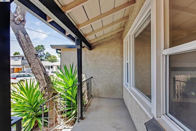 22013 Queen St, Castro Valley CA: https://media.crmls.org/mediaz/7027303d-53c1-41d1-a6e6-2aa0a704a44c.jpg