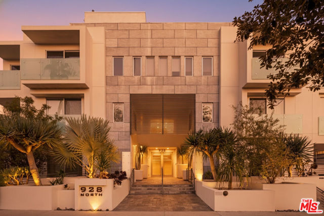 928 N Croft Avenue, Los Angeles CA: https://media.crmls.org/mediaz/7027fce2-fed3-4144-86ad-7a9748a8871b.jpg