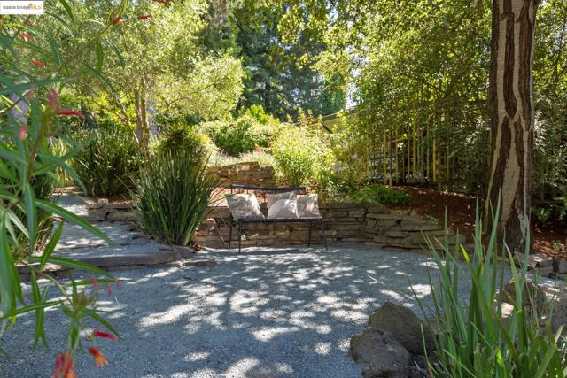5801 Balboa Dr, Oakland CA: https://media.crmls.org/mediaz/7029f4f1-421d-4fa7-9825-9635072d2007.jpg